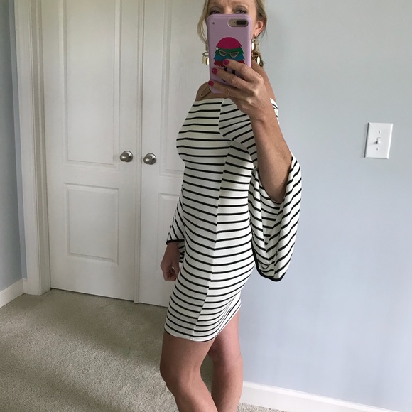 🎉1 SMALL🎉Off the Shoulder Bell Sleeve Dress - Picture 3 of 8